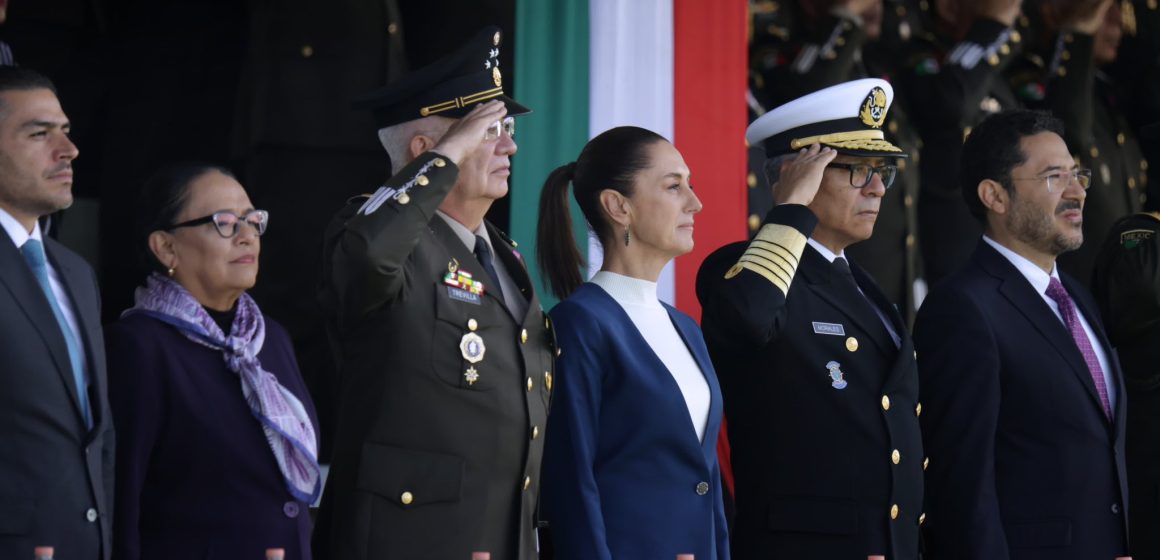 Claudia Sheinbaum Pardo recibe salutación de las Fuerzas Armadas mexicanas como primera presidenta de México y Comandanta Suprema