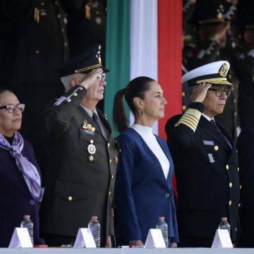 Claudia Sheinbaum Pardo recibe salutación de las Fuerzas Armadas mexicanas como primera presidenta de México y Comandanta Suprema