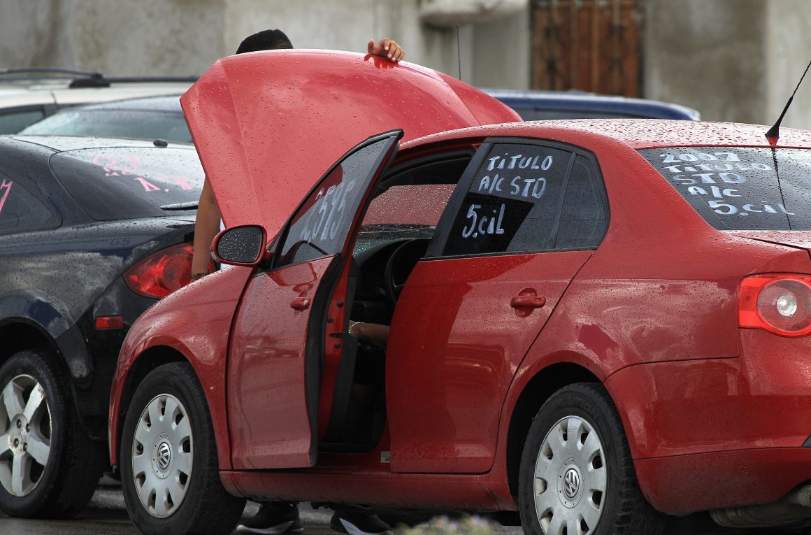 Celebran  prórroga del decreto de importación de autos fronterizos