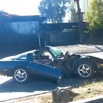 ¡Vivos de milagro! Impactante choque de un Corvette C4 en el Benítez